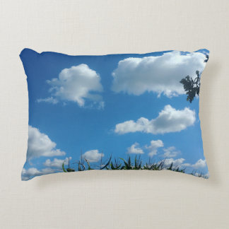 Hübsche Wolken im blauen Himmel Dekokissen