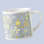 Hübscher Blauer Botanischer Wildblume Blumenstrauß Espressotasse<br><div class="desc">Moderne,  gelbe,  grüne und weiße botanische Wildbahn-Blume auf hellblauem Hintergrund für ein frisches Sommergefühl. Ideal für ein Geschenk,  um Ihren speziellen Leuten zu danken.</div>