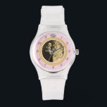 Hübscher Diamant-Hochzeitsring mit Foto auf Rosa Armbanduhr<br><div class="desc">Diese elegante, benutzerdefinierte Uhr hat einen Diamant-Ehering-Look. Das Goldband bildet einen Kreis mit silbernen Uhrennummern um die Außenseite, die "12" ersetzt durch das Bild eines Diamanten. Es fällt alles kühl auf einem rosa Hintergrund auf (siehe Farbvariationen unter "Hochzeiten" in unserem Geschäft), der einen Raum in der Mitte hat, wo man...</div>