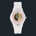 Hübscher Diamant-Hochzeitsring mit Foto auf Rosa Armbanduhr<br><div class="desc">Diese elegante, benutzerdefinierte Uhr hat einen Diamant-Ehering-Look. Das Goldband bildet einen Kreis mit silbernen Uhrennummern um die Außenseite, die "12" ersetzt durch das Bild eines Diamanten. Es fällt alles kühl auf einem rosa Hintergrund auf (siehe Farbvariationen unter "Hochzeiten" in unserem Geschäft), der einen Raum in der Mitte hat, wo man...</div>