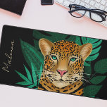 Hübscher Dschungel Leopard | Black| Name Schreibtischunterlage<br><div class="desc">Diese atemberaubende Schreibtischmatte verfügt über einen handgezeichneten / bemalten Leopard,  mit tropischen Dschungeltönen Blätter in Grün über einen eigenen Farbhintergrund (schwarz dargestellt). Eine Textvorlage ist für eine einfache Personalisierung vorgesehen. Modern,  schön und einzigartig - macht ein tolles Geschenk! *Kunstwerk / Illustration von Tracey Khalei / Orabella Prints</div>