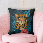 Hübscher Dschungel Leopard | Schwarz | Name Kissen<br><div class="desc">Dieses hübsche Kopfkissen mit handgezeichnetem / bemalten Leopard,  tropischen Dschungeltönen-Blätter in Blautönen,  sowie eine hellrosa Hibiskus-Blume,  auf einem individuellen Hintergrund (in dunkelmarineblau dargestellt). Eine Textvorlage ist für eine einfache Personalisierung vorgesehen. Modern und farbenfroh - macht ein tolles Geschenk! *Kunstwerk / Illustration von Tracey Khalei / Orabella Prints</div>