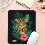 Hübscher Dschungel Leopard | Schwarz | Name Mousepad<br><div class="desc">Dieses atemberaubende Mousepad verfügt über einen handgezeichneten / bemalten Leopard,  mit tropischen Dschungelwüsten Blätter und einer hellrosa Hibiskus Blume über einen benutzerdefinierten Hintergrund (in schwarz dargestellt). Modern,  schön und farbenfroh - macht ein tolles Geschenk! *Kunstwerk / Illustration von Tracey Khalei / Orabella Prints</div>