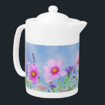 Hübscher Frühling Wilde Blume Teapot<br><div class="desc">Hübsche rosa Blume und Lavendelwiese an einem strahlenden Frühlingstag gegen den blauen Himmel.</div>