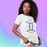 Hübscher Gemini Astrologie Geburt nach Maß T-Shirt<br><div class="desc">Dieser hübsche,  lila und Lavendel Gemini T - Shirt zeichnet sich durch Ihr astrologisches Zeichen aus dem Zodiac in einem schönen Funkeln wie die Sternbilder aus. Passen Sie diese niedliche Astrologie-Symbol-Abschlag mit Ihrem Namen in kursiven Skripten für jemanden mit einem Ende Mai oder Anfang Juni Geburtstag.</div>