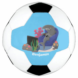 Hübscher Hai beim Fernsehen Cartoon Fußball