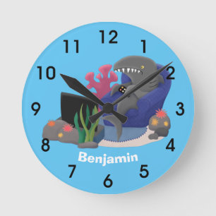 Hübscher Hai beim Fernsehen Cartoon Runde Wanduhr