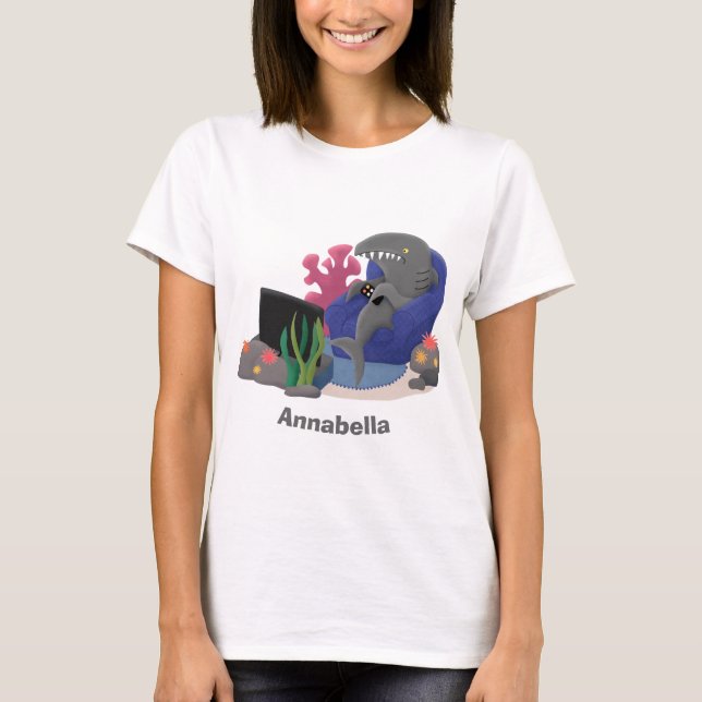 Hübscher Hai beim Fernsehen Cartoon T-Shirt (Vorderseite)