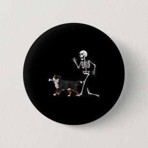 Hübscher Halloween Berner Hund und Skelett Button