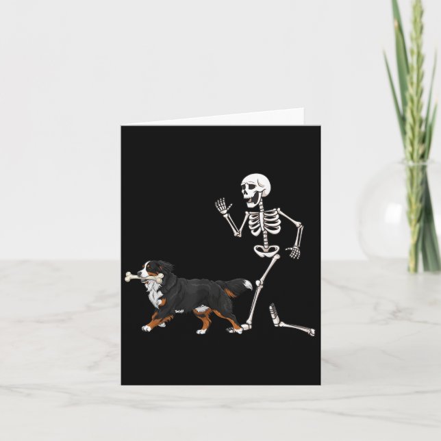 Hübscher Halloween Berner Hund und Skelett Karte (Vorderseite)