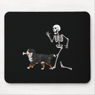 Hübscher Halloween Berner Hund und Skelett Mousepad