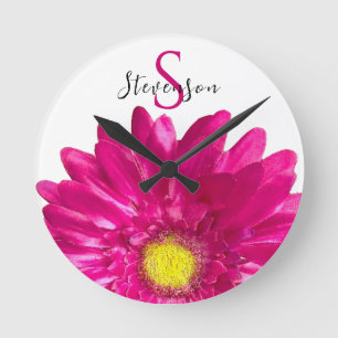 Hübscher Hot-Pink-Daisy-Individuelle Name und Mono Runde Wanduhr