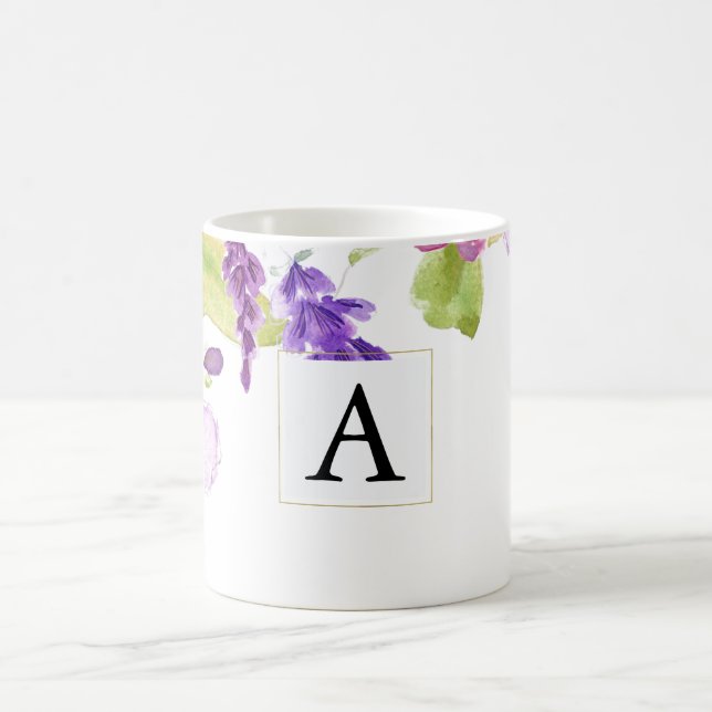 Hübscher lila Watercolor-Blumenmonogramm Kaffeetasse (Mittel)