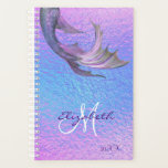 Hübscher Mermaid Schwanz Iridescent Organiser Dail<br><div class="desc">Dieses Design kann in dem Bereich personalisiert werden, der durch das Ändern des Fotos und/oder Textes zur Verfügung gestellt wird. Oder Sie können es anpassen, indem Sie den Mausklick auswählen, um weitere Optionen anzupassen, um die Farbe des Hintergrunds zu löschen oder zu ändern, Text hinzuzufügen, die Textfarbe oder den Stil...</div>