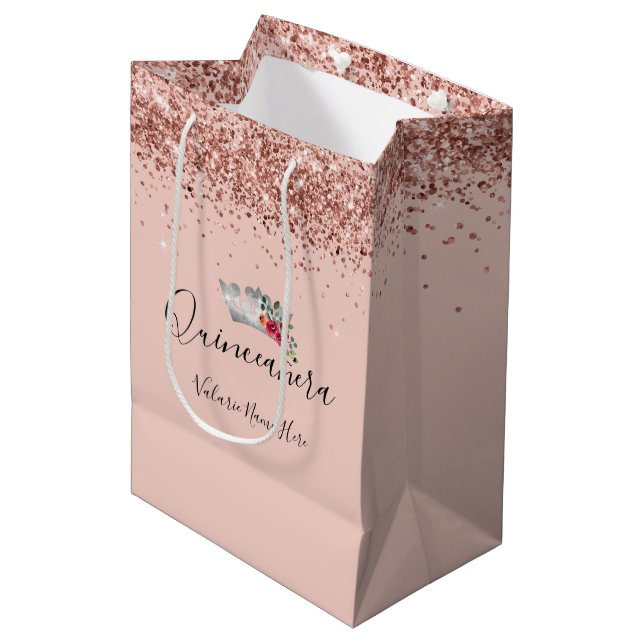 Hübscher rosa Glitzer Quinceanera Mittlere Geschenktüte (Vorderseite Schrägansicht)