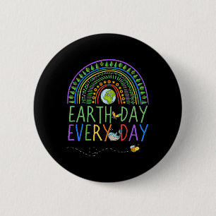 Hübscher Tag der Erde Regenbogen mit Baumausschnit Button