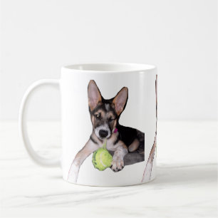 Hübscher Welpe mit Ball Kaffeetasse