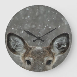 Hübscher Winterhirsch im Schneefall Große Wanduhr