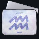 Hübsches Aquarius Astrologie Signieren Personalisi Laptopschutzhülle<br><div class="desc">Dieser hübsche,  personalisierte lila und Lavendel-Aquarius Laptop-Särmel zeigt Ihr astrologisches Zeichen aus dem Zodiac in einem schönen Funkeln wie die Sternbilder. Passen Sie dieses niedliche Geschenk mit Ihrem Namen in einem schönen kursiven Skript für jemanden mit einem späten Januar oder Anfang Februar Geburtstag.</div>