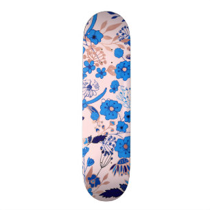 Hübsches azurblaues Blau errötet rosa Skateboard