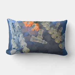 Hübsches blaues Glasschachbrett und Kissen