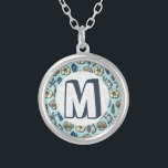 Hübsches Blaues Muschel-Seepatch Versilberte Kette<br><div class="desc">Fügen Sie Ihr eigenes Monogramm / Initial zu diesem hübschen, blauen und cremefarbenen Muschel- und Seesternmuster hinzu. Es zaubert Bilder von Strand und Sommer. Es gibt fünf verschiedene Muscheln im Design und einen Seestern. Ideal für Wassersport / Strand / Meer / Küste Thema und Dekoration. Die hellblaue Hintergrundfarbe kann durch...</div>