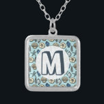 Hübsches Blaues Muschel-Seepatch Versilberte Kette<br><div class="desc">Fügen Sie Ihr eigenes Monogramm / Initial zu diesem hübschen, blauen und cremefarbenen Muschel- und Seesternmuster hinzu. Es zaubert Bilder von Strand und Sommer. Es gibt fünf verschiedene Muscheln im Design und einen Seestern. Ideal für Wassersport / Strand / Meer / Küste Thema und Dekoration. Die hellblaue Hintergrundfarbe kann durch...</div>