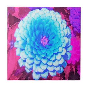 Hübsches blaues Zinnia im Lila Sommergarten Fliese