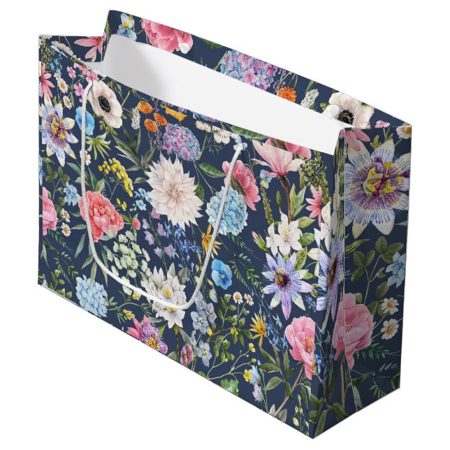 Hübsches blumenblaues Muster Moderne Geburt Große Geschenktüte (Vorderseite Schrägansicht)