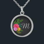 Hübsches Blumenmuster auf der Tafel Mit Monogramm Sterling Silberkette<br><div class="desc">Einfache und elegante Aquarellblume auf Kalkboard schwarz personalisiert mit Initial.</div>
