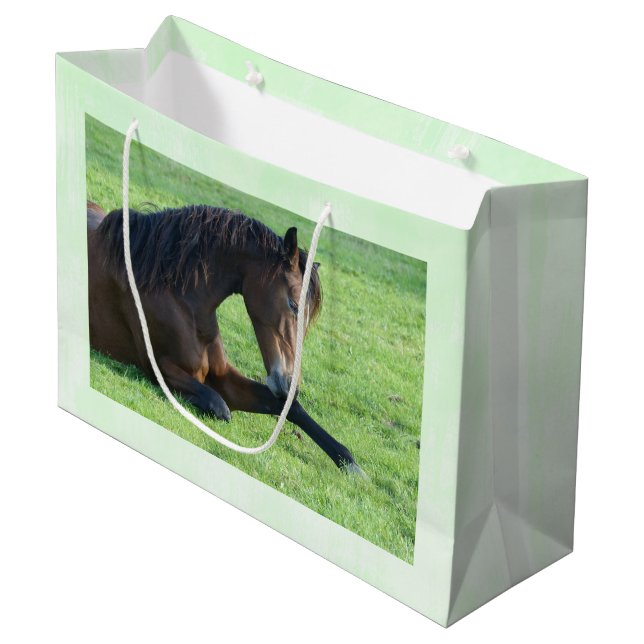 Hübsches braunes Pferd im Gras Große Geschenktüte (Vorderseite Schrägansicht)
