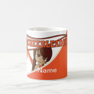 Hübsches Cheerleader-Mädchen in der Orange   Kaffeetasse
