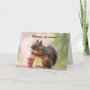 Hübsches Eichhörnchen leckt Eiscreme Karte