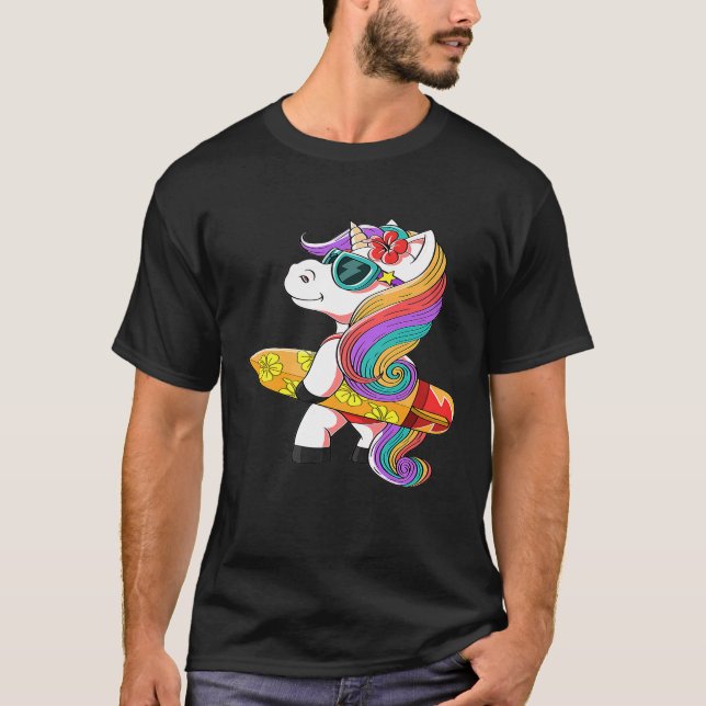 Hübsches Einhorn Tragend Surfboard mit Niedlichem  T-Shirt (Vorderseite)