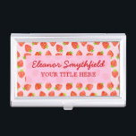 Hübsches Erdbeermuster Personalisiert Visitenkarten Dose<br><div class="desc">Dieses hübsche, gürtelige Design für Feinschmecker oder Liebhaber von Obst hat ein Erdbeermuster, das mit einem Farbverlauf / Aquarelleffekt getan wird. Die Erdbeeren Erholung auf einem hellrosa, leicht gesprenkelten Hintergrund. Es gibt ein rosa Banner, mit dem Sie Ihre persönlichen Daten in elegantem roten Cursive hinzufügen können. Wenn Sie Erdbeeren Liebe,...</div>