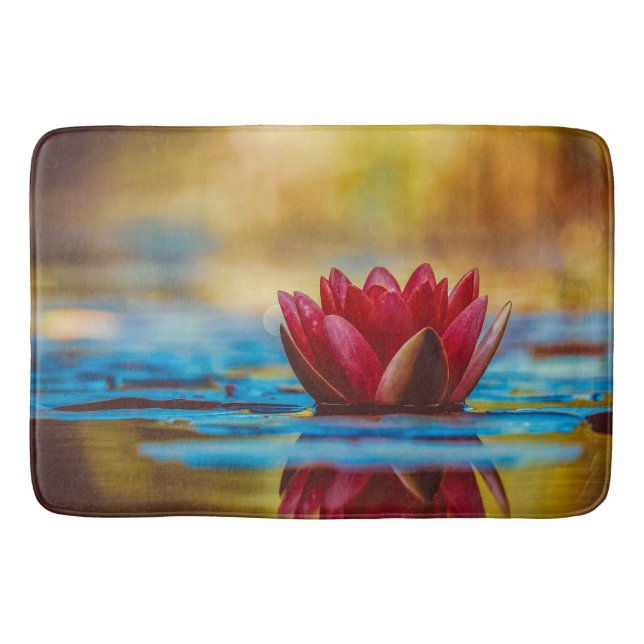 Hübsches Foto einer Lotus-Blume in einem Teich Badematte (Vorderseite)