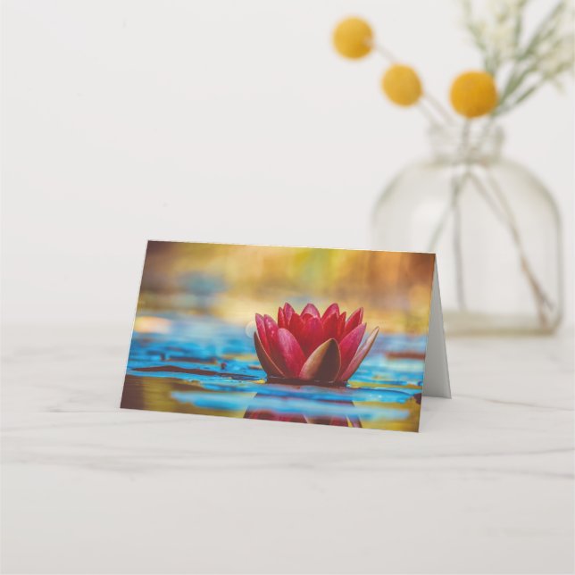 Hübsches Foto einer Lotus-Blume in einem Teich Platzkarte (Vorderseite)