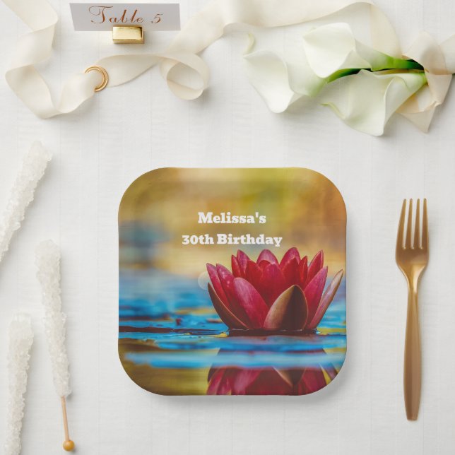Hübsches Foto einer Lotus-Blume in einem Teich zum Pappteller (Hochzeit)