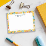 Hübsches gelbes Blumenmuster Name hinzufügen Post-it Klebezettel<br><div class="desc">Hübsches Notizblock mit Blumenmotiv in feminininem Design mit Blume,  Grünpflanzen und Beeren auf gelbem Hintergrund. Personalisieren Sie Ihren Namen in dunkelblau.</div>