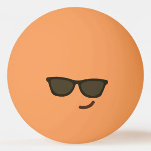 Hübsches Gesicht. Emoji. Emoticon. Mr. Cool! Tischtennisball