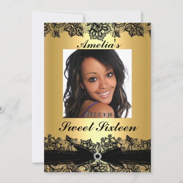 Hübsches Gold & Black Lace Foto Sweet 16 Einladung (Vorderseite)