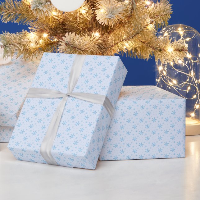 Hübsches Ice Blue Snowflakes Geschenkpapier (Feiertage)
