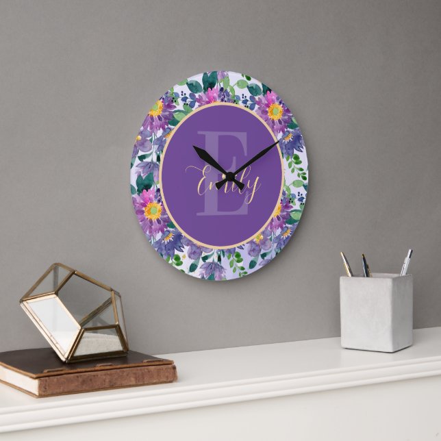 Hübsches Lila Blue Florals Monogram Große Wanduhr (Büro)