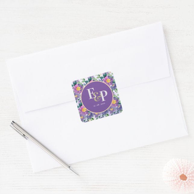 Hübsches Lila Blue Florals Monogram Wedding Quadratischer Aufkleber (Umschlag)