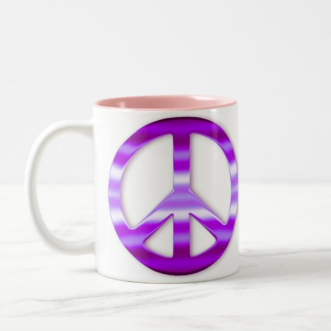 Hübsches lila Friedenszeichen Zweifarbige Tasse (Links)