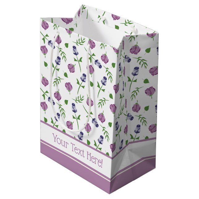 Hübsches Lila Rosa Rosa Rosenknospe Blütendruck Mittlere Geschenktüte (Rückseite Schrägansicht)