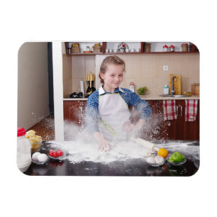 Hübsches Mädchen in einer chaotischen Küche Magnet