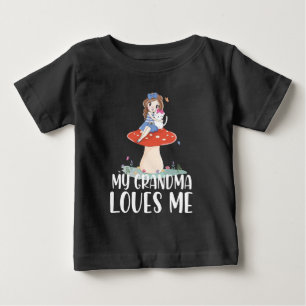 Hübsches Mädchen oben im Pilz Meine Oma-Lieben Baby T-shirt