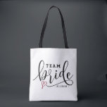 Hübsches modernes Kalligrafieteam Brigade Personal Tasche<br><div class="desc">Hübsch Modernes Kalligrafieteam Bride Personalisiert Button Tote Bag. Individuell gestaltbare Totentasche mit modernster schwarzer Kalligrafie mit rotem Herzinfarkt. Dies ist ein Geschenk für Junggeselinnen-Abschied und für Ihr Brautparty.</div>