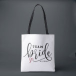 Hübsches modernes Kalligrafieteam Brigade Personal Tasche<br><div class="desc">Hübsch Modernes Kalligrafieteam Bride Personalisiert Button Tote Bag. Individuell gestaltbare Totentasche mit modernster schwarzer Kalligrafie mit rotem Herzinfarkt. Dies ist ein Geschenk für Junggeselinnen-Abschied und für Ihr Brautparty.</div>